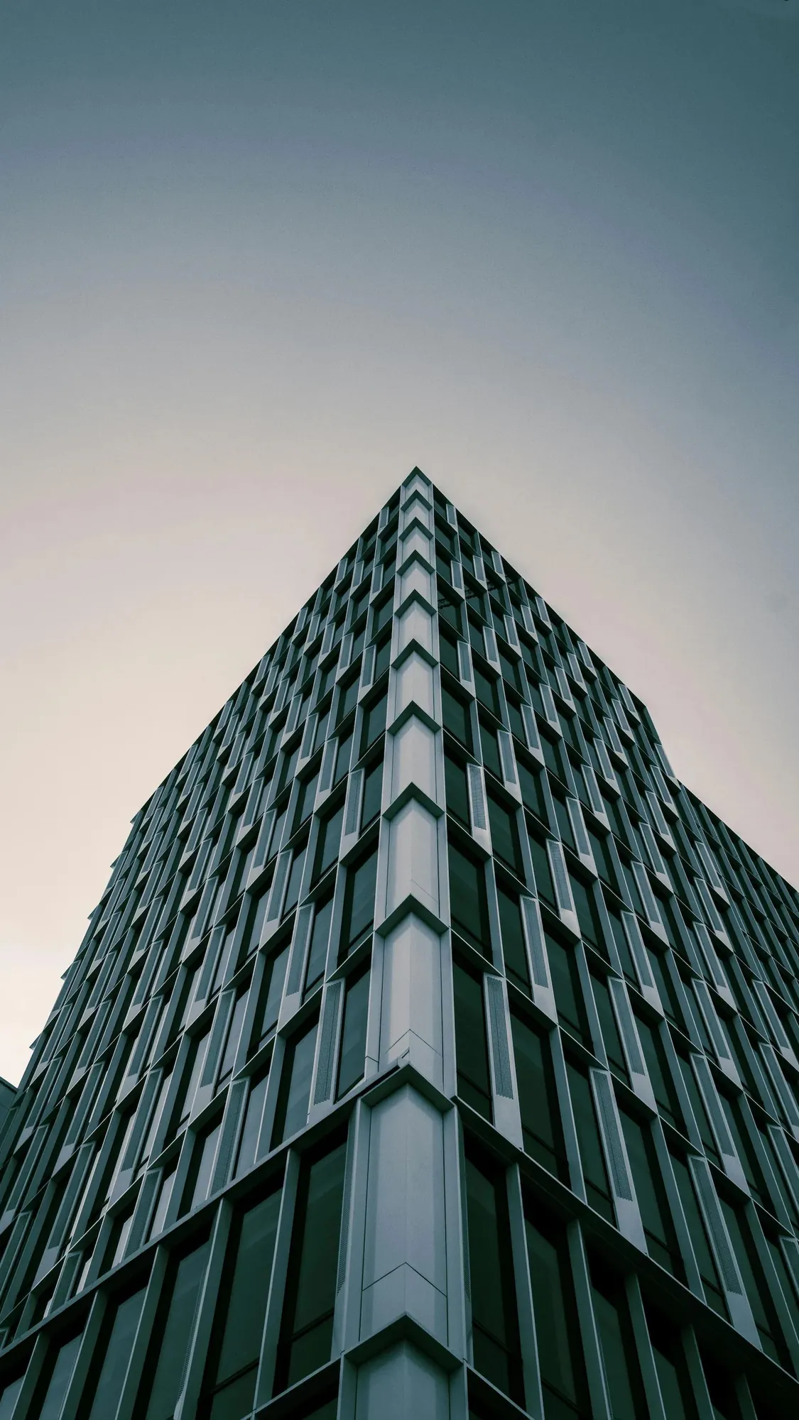 Modern höghusbyggnad – symboliserar ett samlat system
